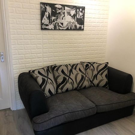 Double Room With Private Bathroom In A 2-Bedrooms House ลอนดอน ภายนอก รูปภาพ