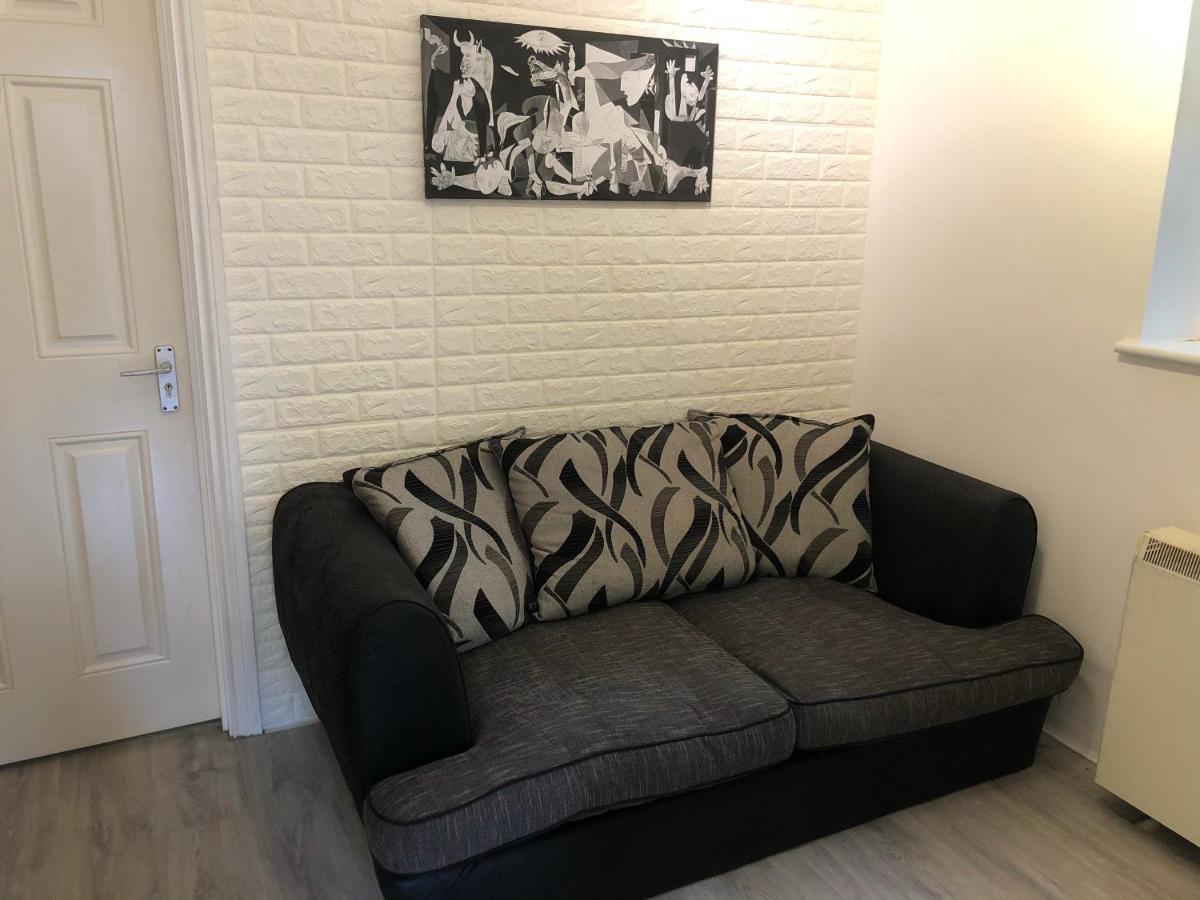 Double Room With Private Bathroom In A 2-Bedrooms House ลอนดอน ภายนอก รูปภาพ