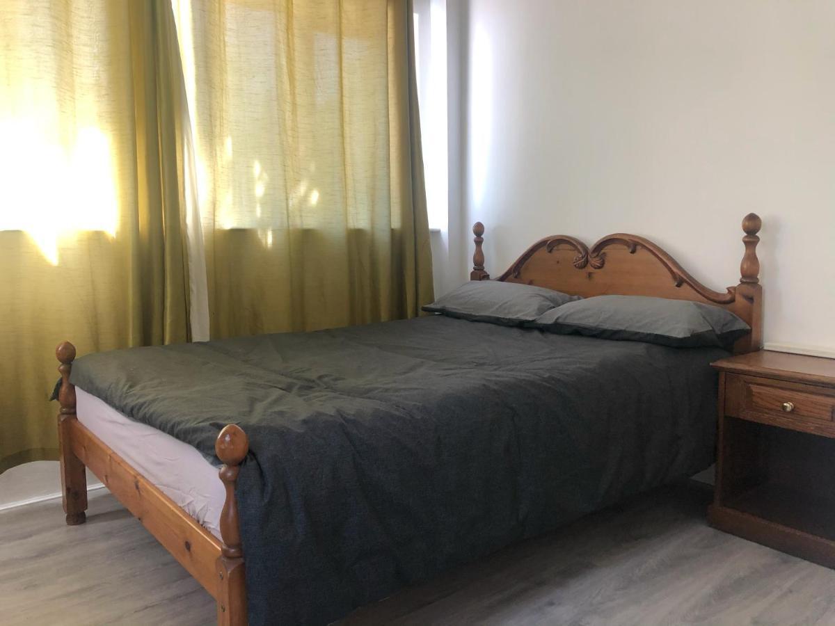 Double Room With Private Bathroom In A 2-Bedrooms House ลอนดอน ภายนอก รูปภาพ