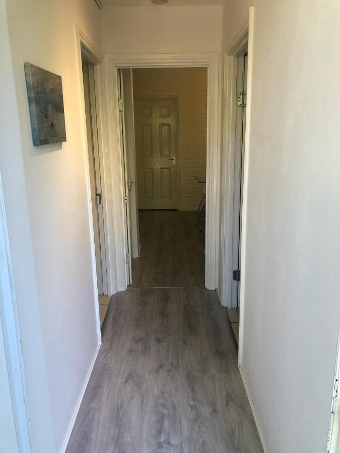 Double Room With Private Bathroom In A 2-Bedrooms House ลอนดอน ภายนอก รูปภาพ